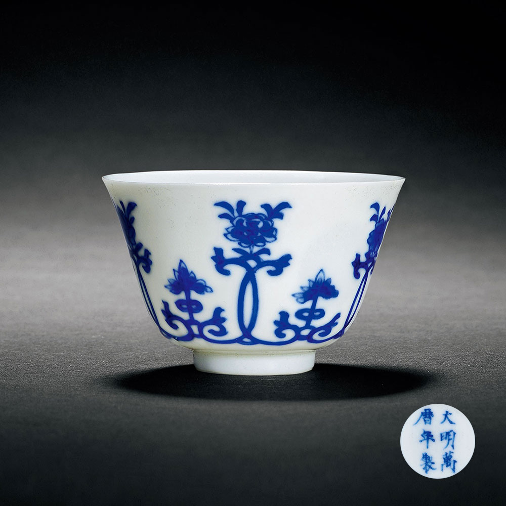 青花(huā)缠枝花(huā)卉纹杯
