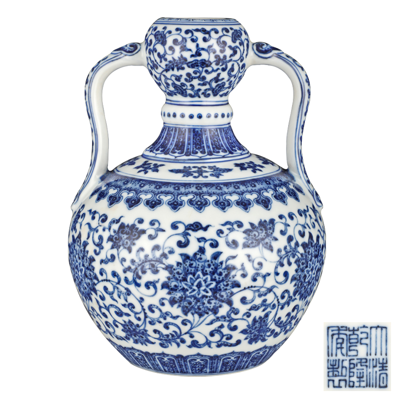 大清乾隆年制款青花(huā)缠枝莲纹如意绶带瓶